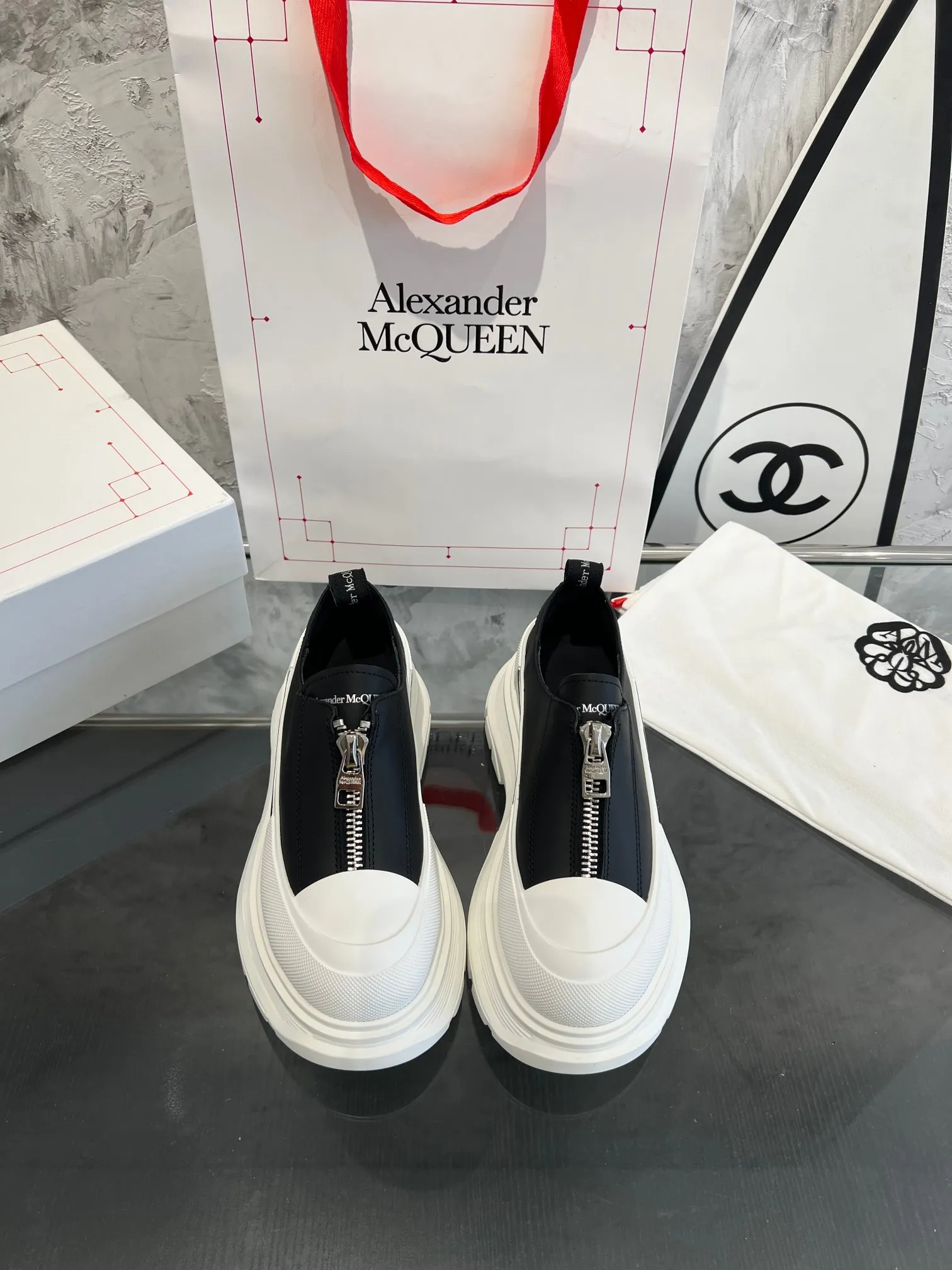 👟👟Ex-factory price 560👟👟 Women's shoes, women's clothing, men's size +10 Mc Queen, always in stock [Rose] McQueen [Rose] Dad shoes [Rose] ss early spring first release‼ ️‼ ️The latest Milan Fashion Week T-stage catwalk model, the unique and personalized design is very classy on the feet, and the round toe design allows the toes to be completely released. I spent a lot of money to buy multiple pairs of the originals and dismantled them and made replicas. Many celebrities such as Guli Nazha, Wu Lei, and Internet celebrity bloggers have endorsed Xiaohongshu’s popular products, and the products are sold out at the counters! Fabric: Imported cowhide fabric Lining: Imported silk sheepskin Foot: Imported silk sheepskin Size: 35-40 for women and 40-44 for men Packing: Original full set of packaging Outsole: 5 cm higher, top original version